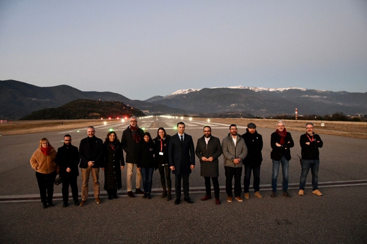 Les autoritats que han assistit aquest dimecres al simulacre d'il·luminació a l'aeroport d'Andorra-La Seu.